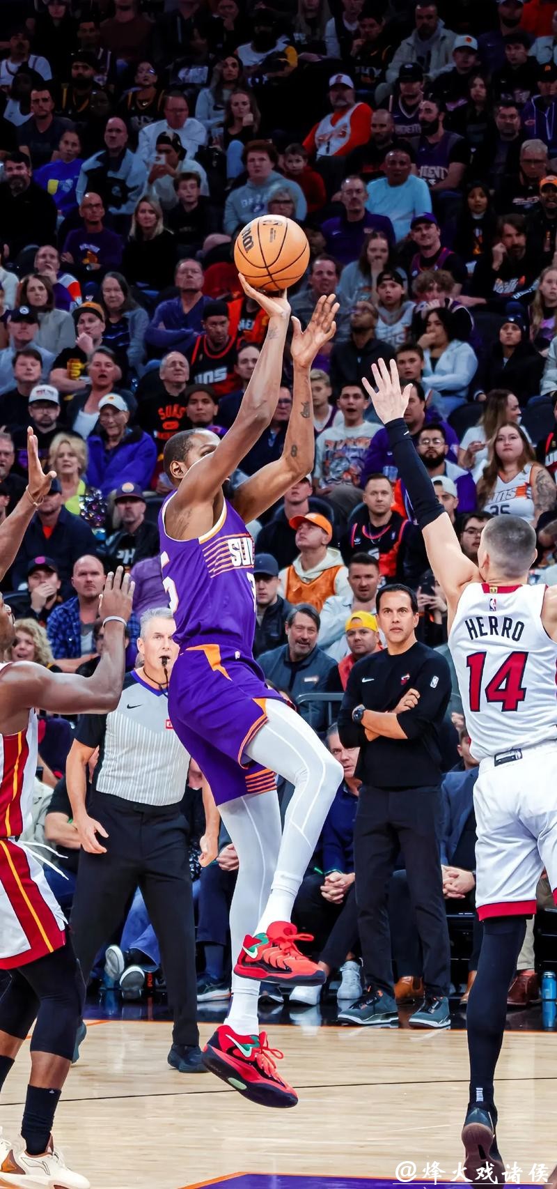 NBA新赛季前瞻:争冠格局混乱 詹杜库难现辉煌 NBA新赛季前瞻:争冠格局混乱 詹杜库难现辉煌