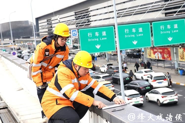 新春走基层丨00后!他们在30米高空,为春运“飞檐走壁” 新春走基层丨00后!他们在30米高空,为春运“飞檐走壁”