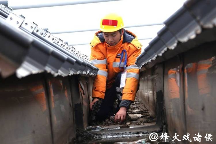 新春走基层丨00后!他们在30米高空,为春运“飞檐走壁” 新春走基层丨00后!他们在30米高空,为春运“飞檐走壁”